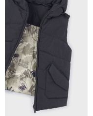 Bernumode | Mayoral: Reversible vest for boy (bodywarmer) €34.63 Contains recycled polyester.Boy's bodywarmer with a high collar and hood.Front zip fastening.Soft polyester lining.Functional front pockets. Bernumode | Mayoral: Reversible vest for boy (bodywarmer) €34.63 Contains recycled polyester.Boy's bodywarmer with a high collar and hood.Front zip fastening.Soft polyester lining.Functional front pockets.