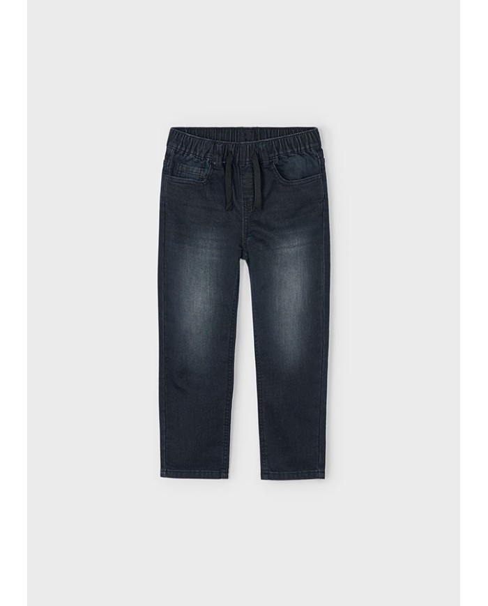 Bernumode | Mayoral: Джоггеры из мягкого денима на мальчика 23,55 € Длинные джоггеры для мальчика, свободные в верхней части и зауженные к щиколотке. Идеальный выбор для спортивного стиля и повседневных образов. Эластичная талия с шнурком для комфортной посадки. Выполнены из удобного хлопкового денима, легко комбинируются с другими элементами гардероба. При выборе хлопка Better Cotton вы поддерживаете устойчивое производство.