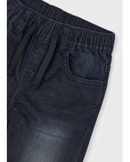 Bernumode | Mayoral: Джоггеры из мягкого денима на мальчика 23,55 € Длинные джоггеры для мальчика, свободные в верхней части и зауженные к щиколотке. Идеальный выбор для спортивного стиля и повседневных образов. Эластичная талия с шнурком для комфортной посадки. Выполнены из удобного хлопкового денима, легко комбинируются с другими элементами гардероба. При выборе хлопка Better Cotton вы поддерживаете устойчивое производство.