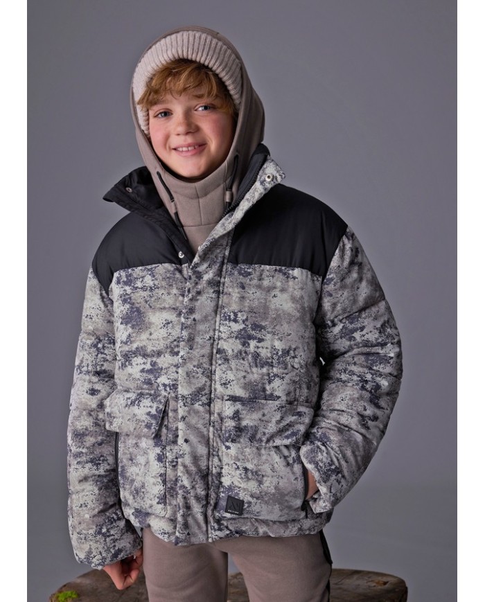 Bernumode | Mayoral: Jacket for boy €52.48 Made with recycled polyester. Boys' vest. Hooded collar. Central front zipper closure. Soft polyester inner lining. Functional front pockets. This model features a reversible design.