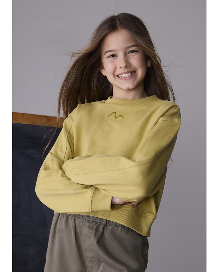 Bernumode | Mayoral: Свитшот на девочку 21,07 € Стильный свитшот для девочки с длинными рукавами. Свободный крой с опущенными плечами создаёт комфорт и современный силуэт. Низ, манжеты и ворот выполнены из эластичной резинки для лучшей посадки. Украшен изящной вышивкой, которая добавляет оригинальности образу.
