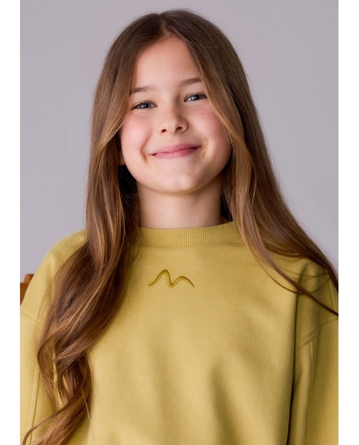 Bernumode | Mayoral: Свитшот на девочку 21,07 € Стильный свитшот для девочки с длинными рукавами. Свободный крой с опущенными плечами создаёт комфорт и современный силуэт. Низ, манжеты и ворот выполнены из эластичной резинки для лучшей посадки. Украшен изящной вышивкой, которая добавляет оригинальности образу.
