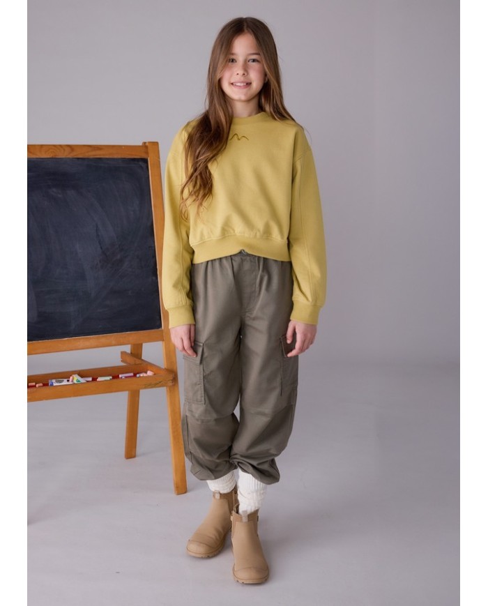 Bernumode | Mayoral: Свитшот на девочку 21,07 € Стильный свитшот для девочки с длинными рукавами. Свободный крой с опущенными плечами создаёт комфорт и современный силуэт. Низ, манжеты и ворот выполнены из эластичной резинки для лучшей посадки. Украшен изящной вышивкой, которая добавляет оригинальности образу.
