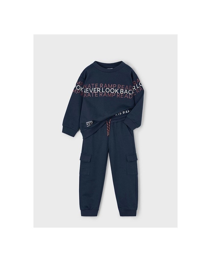 Bernumode | Mayoral: Divdaļīgs treniņtērps zēnam ar džemperi un garām biksēm 27,19 € Divdaļīgs treniņtērps zēnam ar džemperi un garām biksēm.Džemperis ar garām piedurknēm zēnam. Apaļš izgriezums. Dekoratīvie elementi: apdruka (sietspiede).Bikses zēnam. Elastīga josta ar aukliņu. Kabatas sānos.