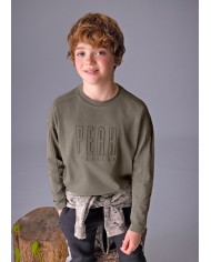 Bernumode | Mayoral: Футболка с длинным рукавом на мальчика 16,45 € Футболка для мальчика с длинными рукавами и круглым вырезом. Элементы декора включают рельефный принт (high density print) и сериграфию (print), создавая стильный и модный дизайн. Изготовлена из 100% хлопка Better Cotton, поддерживая устойчивое производство хлопка.
