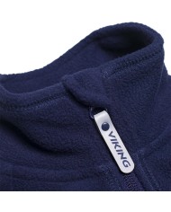 Bernumode | Viking: Детская флисовая кофта Play из переработанного полиэстера 20,58 € Согрейте своего ребенка сверху донизу в этом сезоне с помощью идеальной флисовой куртки из 100% переработанного полиэстера. Куртку можно носить отдельно, или в более холодную погоду ее идеально использовать в качестве среднего слоя вместе с шерстяным базовым слоем, таким как Play Baselayer Merino Top, и наружным слоем зимнего комбинезона, таким как Play Winter Suit. При правильном сочетании в такой системе слоев куртка Play Recycled Fleece может способствовать максимальной защите от холода.