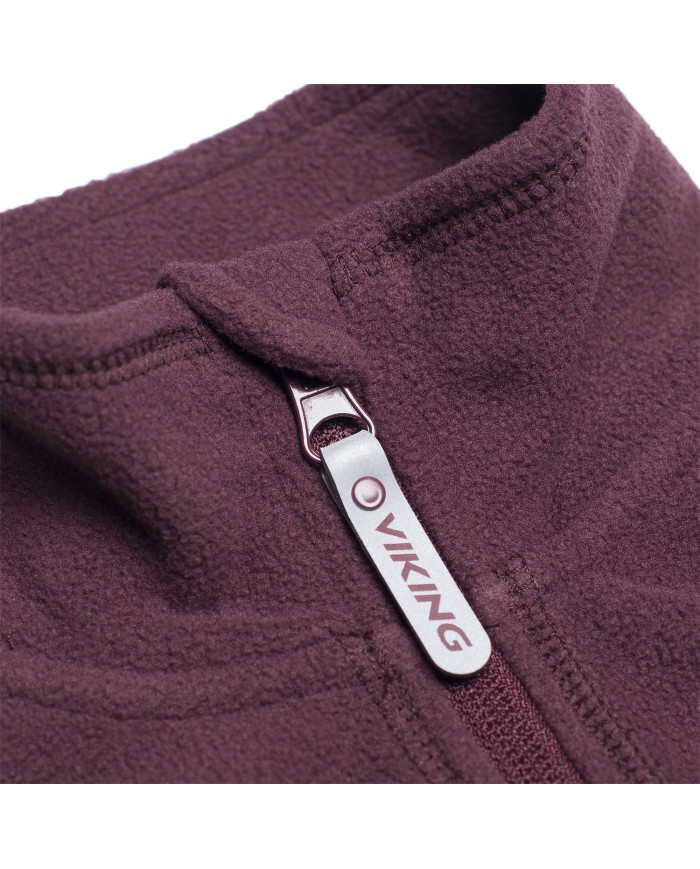 Bernumode | Viking: Bērnu flīsa jaka PLAY, no pārstrādāta poliestera 20,58 € Saglabājiet savu bērnu siltu no augšas līdz apakšai šajā sezonā ar perfektu, 100% pārstrādāta poliestera vilnas jaku. Jaku var valkāt atsevišķi, vai arī aukstākos laikapstākļos to ideāli izmantot kā starpslāni kopā ar vilnas pamatkārtu, piemēram, Play Baselayer Merino Top, un sniega tērpa ārējo slāni, piemēram, Play Winter Suit. Ja Play Recycled Fleece jaka ir pareizi apvienota šādā slāņu sistēmā, tā var nodrošināt maksimālu aizsardzību pret aukstumu.