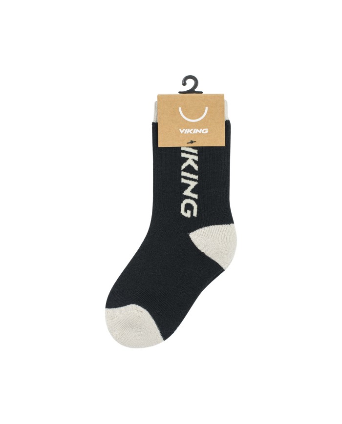 Bernumode | Viking: Play - Bērnu termo-zeķes ar vilnu (frotte) 14,46 € Saglabājiet siltumu līdz pat pirkstu galiņiem ar Viking Play Wool termo zeķēm. Tās izgatavotas no mīksta frotté materiāla un vilnas, kas nodrošina lielisku siltumizolāciju, ļaujot bērna kājām brīvi kustēties spēlējoties aukstākos mēnešos. Augstais zeķu piegriezums palīdz tiem noturēties savā vietā un sniedz papildu siltumu apakšstilbam. Neļaujiet aukstām kājām izjaukt rotaļu laiku — pievienojiet šīs ziemas nepieciešamības sava bērna garderobei.