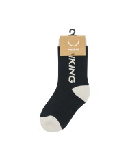 Bernumode | Viking: Play - Bērnu termo-zeķes ar vilnu (frotte) 14,46 € Saglabājiet siltumu līdz pat pirkstu galiņiem ar Viking Play Wool termo zeķēm. Tās izgatavotas no mīksta frotté materiāla un vilnas, kas nodrošina lielisku siltumizolāciju, ļaujot bērna kājām brīvi kustēties spēlējoties aukstākos mēnešos. Augstais zeķu piegriezums palīdz tiem noturēties savā vietā un sniedz papildu siltumu apakšstilbam. Neļaujiet aukstām kājām izjaukt rotaļu laiku — pievienojiet šīs ziemas nepieciešamības sava bērna garderobei.