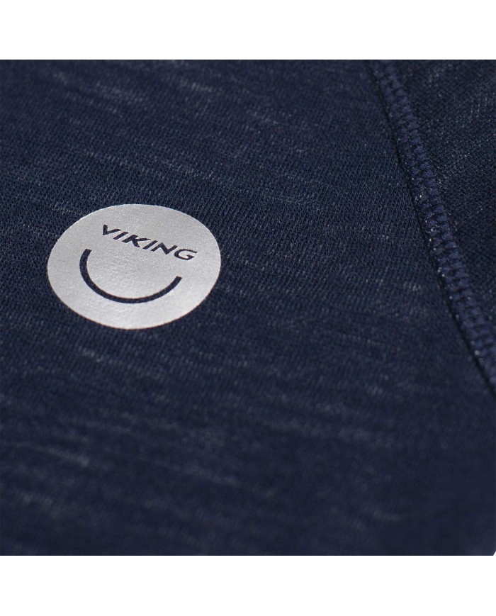 Bernumode | Viking: Bērnu termo-krekls PLAY,  merino vilna 31,32 € Veiciniet bērna bezrūpīgas rotaļas aukstā laikā ar pamatnes slāni, kam piemīt merino vilnas nepārspējamas siltumu regulējošas īpašības un kas neniez. Tas ir iespējams, pateicoties neniezošajam adītam bambusa materiālam iekšpusē, kas jūtas mīksts un gluds uz tausti. Tas ir apvienots ar merino vilnas kārtu, kas iegūta "museling free" procesā (t.i., vismaigākā pret dzīvniekiem), kas spēj saglabāt siltumu aukstumā un vēsumā siltās dienās vai aktivitātes laikā. Merino vilnai nav nepieciešama bieža mazgāšana tāpat kā citām šķiedrām, kas var palīdzēt samazināt ūdens un enerģijas patēriņu. Pēc lietošanas vienkārši pakariet bikses, lai tās izvēdinātos, un nākamajā dienā tās vienmēr būs svaigas.