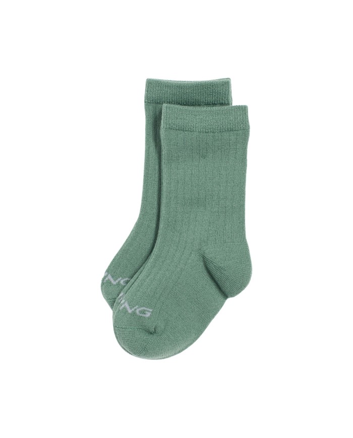 Bernumode | Viking: Детские шерстяные термо-носки (2 пары) 14,79 € Помогите вашему ребенку исследовать зимний сезон, сохраняя его ноги в тепле с носками Toasty Wool. Носки изготовлены из мягкой смеси прочного синтетического волокна и не вызывающей зуда мериносовой шерсти — лучшего утепляющего материала от природы. Ребристое вязание помогает предотвратить сбивание носков, обеспечивая их комфортное положение в течение всего дня и при любой активности.