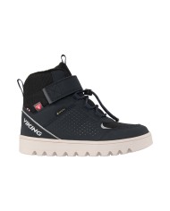 Bernumode | Viking: Fleek Warm GTX 1V SL — ūdensnecaurlaidīgi bērnu ekstra siltie ziemas zābaki (ar Primaloft izolāciju) 75,95 € Ūdensnecaurlaidīgi, izolēti pusaudžu ziemas zābaki. Ideāli ziemas zābaki pilsētas pusaudžiem nākamajai paaudzei, Fleek Warm GTX 1V apvieno augstu komfortu un aizsardzību ar ilgtspējīgiem risinājumiem. Augsta virsma ar bagātīgu atstarojošu detaļu daudzumu labākai redzamībai kopā ar siltu flīsa oderi un tirgū vadošām funkcijām, piemēram, Primaloft izolāciju un ūdensnecaurlaidīgu GORE-TEX membrānu, nodrošina, ka kājas paliek siltas un sausas visas sezonas garumā. Vienlaikus izturīga gumijas zole ar Viking labāko pilsētas saķeri nodrošina stabilitāti jebkādos laika apstākļos. Visbeidzot, augsts pārstrādātu materiālu saturs samazina nepieciešamību pēc jauniem resursiem, tādējādi Fleek Warm GTX tiek iekļauts Viking mazāka ietekmes produktu līnijā. Bernumode | Viking: Fleek Warm GTX 1V SL — ūdensnecaurlaidīgi bērnu ekstra siltie ziemas zābaki (ar Primaloft izolāciju) 75,95 € Ūdensnecaurlaidīgi, izolēti pusaudžu ziemas zābaki. Ideāli ziemas zābaki pilsētas pusaudžiem nākamajai paaudzei, Fleek Warm GTX 1V apvieno augstu komfortu un aizsardzību ar ilgtspējīgiem risinājumiem. Augsta virsma ar bagātīgu atstarojošu detaļu daudzumu labākai redzamībai kopā ar siltu flīsa oderi un tirgū vadošām funkcijām, piemēram, Primaloft izolāciju un ūdensnecaurlaidīgu GORE-TEX membrānu, nodrošina, ka kājas paliek siltas un sausas visas sezonas garumā. Vienlaikus izturīga gumijas zole ar Viking labāko pilsētas saķeri nodrošina stabilitāti jebkādos laika apstākļos. Visbeidzot, augsts pārstrādātu materiālu saturs samazina nepieciešamību pēc jauniem resursiem, tādējādi Fleek Warm GTX tiek iekļauts Viking mazāka ietekmes produktu līnijā.