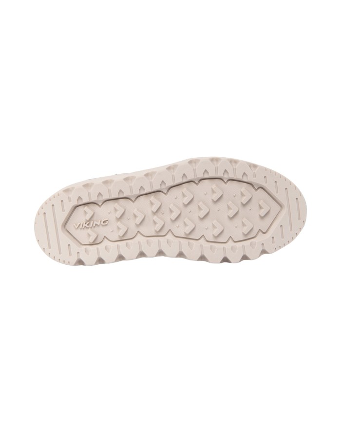 Bernumode | Viking: Fleek Warm GTX 1V SL — ūdensnecaurlaidīgi bērnu ekstra siltie ziemas zābaki (ar Primaloft izolāciju) 75,95 € Ūdensnecaurlaidīgi, izolēti pusaudžu ziemas zābaki. Ideāli ziemas zābaki pilsētas pusaudžiem nākamajai paaudzei, Fleek Warm GTX 1V apvieno augstu komfortu un aizsardzību ar ilgtspējīgiem risinājumiem. Augsta virsma ar bagātīgu atstarojošu detaļu daudzumu labākai redzamībai kopā ar siltu flīsa oderi un tirgū vadošām funkcijām, piemēram, Primaloft izolāciju un ūdensnecaurlaidīgu GORE-TEX membrānu, nodrošina, ka kājas paliek siltas un sausas visas sezonas garumā. Vienlaikus izturīga gumijas zole ar Viking labāko pilsētas saķeri nodrošina stabilitāti jebkādos laika apstākļos. Visbeidzot, augsts pārstrādātu materiālu saturs samazina nepieciešamību pēc jauniem resursiem, tādējādi Fleek Warm GTX tiek iekļauts Viking mazāka ietekmes produktu līnijā. Bernumode | Viking: Fleek Warm GTX 1V SL — ūdensnecaurlaidīgi bērnu ekstra siltie ziemas zābaki (ar Primaloft izolāciju) 75,95 € Ūdensnecaurlaidīgi, izolēti pusaudžu ziemas zābaki. Ideāli ziemas zābaki pilsētas pusaudžiem nākamajai paaudzei, Fleek Warm GTX 1V apvieno augstu komfortu un aizsardzību ar ilgtspējīgiem risinājumiem. Augsta virsma ar bagātīgu atstarojošu detaļu daudzumu labākai redzamībai kopā ar siltu flīsa oderi un tirgū vadošām funkcijām, piemēram, Primaloft izolāciju un ūdensnecaurlaidīgu GORE-TEX membrānu, nodrošina, ka kājas paliek siltas un sausas visas sezonas garumā. Vienlaikus izturīga gumijas zole ar Viking labāko pilsētas saķeri nodrošina stabilitāti jebkādos laika apstākļos. Visbeidzot, augsts pārstrādātu materiālu saturs samazina nepieciešamību pēc jauniem resursiem, tādējādi Fleek Warm GTX tiek iekļauts Viking mazāka ietekmes produktu līnijā.