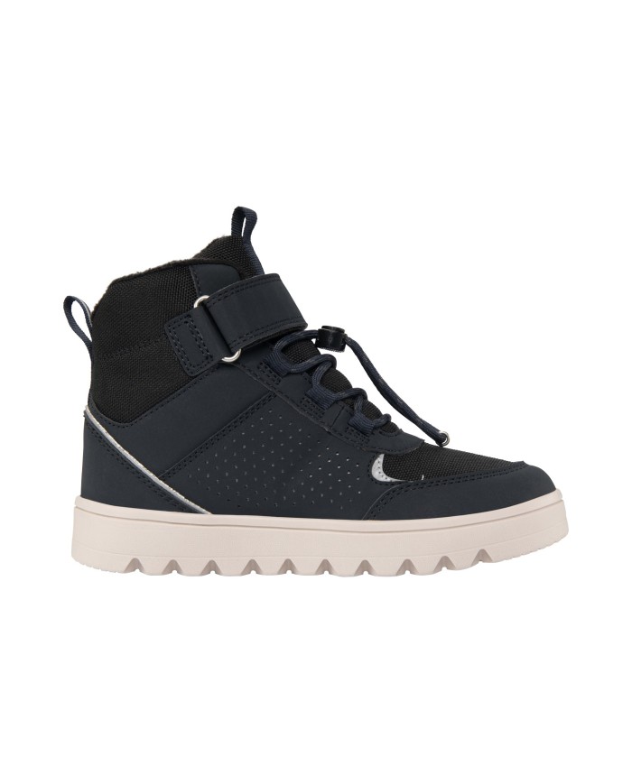 Bernumode | Viking: Fleek Warm GTX 1V SL — ūdensnecaurlaidīgi bērnu ekstra siltie ziemas zābaki (ar Primaloft izolāciju) 75,95 € Ūdensnecaurlaidīgi, izolēti pusaudžu ziemas zābaki. Ideāli ziemas zābaki pilsētas pusaudžiem nākamajai paaudzei, Fleek Warm GTX 1V apvieno augstu komfortu un aizsardzību ar ilgtspējīgiem risinājumiem. Augsta virsma ar bagātīgu atstarojošu detaļu daudzumu labākai redzamībai kopā ar siltu flīsa oderi un tirgū vadošām funkcijām, piemēram, Primaloft izolāciju un ūdensnecaurlaidīgu GORE-TEX membrānu, nodrošina, ka kājas paliek siltas un sausas visas sezonas garumā. Vienlaikus izturīga gumijas zole ar Viking labāko pilsētas saķeri nodrošina stabilitāti jebkādos laika apstākļos. Visbeidzot, augsts pārstrādātu materiālu saturs samazina nepieciešamību pēc jauniem resursiem, tādējādi Fleek Warm GTX tiek iekļauts Viking mazāka ietekmes produktu līnijā. Bernumode | Viking: Fleek Warm GTX 1V SL — ūdensnecaurlaidīgi bērnu ekstra siltie ziemas zābaki (ar Primaloft izolāciju) 75,95 € Ūdensnecaurlaidīgi, izolēti pusaudžu ziemas zābaki. Ideāli ziemas zābaki pilsētas pusaudžiem nākamajai paaudzei, Fleek Warm GTX 1V apvieno augstu komfortu un aizsardzību ar ilgtspējīgiem risinājumiem. Augsta virsma ar bagātīgu atstarojošu detaļu daudzumu labākai redzamībai kopā ar siltu flīsa oderi un tirgū vadošām funkcijām, piemēram, Primaloft izolāciju un ūdensnecaurlaidīgu GORE-TEX membrānu, nodrošina, ka kājas paliek siltas un sausas visas sezonas garumā. Vienlaikus izturīga gumijas zole ar Viking labāko pilsētas saķeri nodrošina stabilitāti jebkādos laika apstākļos. Visbeidzot, augsts pārstrādātu materiālu saturs samazina nepieciešamību pēc jauniem resursiem, tādējādi Fleek Warm GTX tiek iekļauts Viking mazāka ietekmes produktu līnijā.