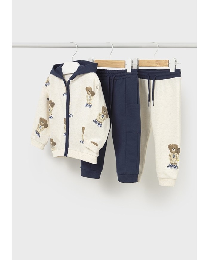 Bernumode | Mayoral: 3-piece print tracksuit €32.64 3-piece sports set for babies, including two pairs of pants and a zip-up hoodie. Made from soft and comfortable fabric (60% cotton, 39% polyester, 1% elastane), this set ensures comfort in every situation. The hoodie features a cute bear print, adding a special charm to the outfit. The pants have an elastic waistband and a comfortable fit, perfect for active play and outings. This set is an excellent choice for little fashion lovers who value both style and comfort. Bernumode | Mayoral: 3-piece print tracksuit €32.64 3-piece sports set for babies, including two pairs of pants and a zip-up hoodie. Made from soft and comfortable fabric (60% cotton, 39% polyester, 1% elastane), this set ensures comfort in every situation. The hoodie features a cute bear print, adding a special charm to the outfit. The pants have an elastic waistband and a comfortable fit, perfect for active play and outings. This set is an excellent choice for little fashion lovers who value both style and comfort.