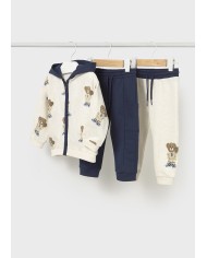 Bernumode | Mayoral: 3-piece print tracksuit €32.64 3-piece sports set for babies, including two pairs of pants and a zip-up hoodie. Made from soft and comfortable fabric (60% cotton, 39% polyester, 1% elastane), this set ensures comfort in every situation. The hoodie features a cute bear print, adding a special charm to the outfit. The pants have an elastic waistband and a comfortable fit, perfect for active play and outings. This set is an excellent choice for little fashion lovers who value both style and comfort. Bernumode | Mayoral: 3-piece print tracksuit €32.64 3-piece sports set for babies, including two pairs of pants and a zip-up hoodie. Made from soft and comfortable fabric (60% cotton, 39% polyester, 1% elastane), this set ensures comfort in every situation. The hoodie features a cute bear print, adding a special charm to the outfit. The pants have an elastic waistband and a comfortable fit, perfect for active play and outings. This set is an excellent choice for little fashion lovers who value both style and comfort.
