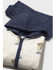 Bernumode | Mayoral: Sporta tērps mazuļiem 3 daļās (2 bikses + džemperis ar rāvējslēdzēju) 32,64 € Sporta tērps mazulim, kas sastāv no 3 daļām: divi bikses un jaka ar rāvējslēdzēju. Tērps ir izgatavots no mīksta un ērtīga auduma (60% kokvilna, 39% poliesters, 1% elastāns), nodrošinot komfortu jebkurā situācijā. Uz jakas ir jauks druka ar lāču attēlu, kas piešķir komplektam īpašu šarmu. Biksēm ir elastīga josta un ērts piegriezums, ideāli piemērots aktīvām spēlēm un pastaigām. Šis tērps ir lieliska izvēle mazajiem modes cienītājiem, kuriem svarīgi ir stils un komforts. Bernumode | Mayoral: Sporta tērps mazuļiem 3 daļās (2 bikses + džemperis ar rāvējslēdzēju) 32,64 € Sporta tērps mazulim, kas sastāv no 3 daļām: divi bikses un jaka ar rāvējslēdzēju. Tērps ir izgatavots no mīksta un ērtīga auduma (60% kokvilna, 39% poliesters, 1% elastāns), nodrošinot komfortu jebkurā situācijā. Uz jakas ir jauks druka ar lāču attēlu, kas piešķir komplektam īpašu šarmu. Biksēm ir elastīga josta un ērts piegriezums, ideāli piemērots aktīvām spēlēm un pastaigām. Šis tērps ir lieliska izvēle mazajiem modes cienītājiem, kuriem svarīgi ir stils un komforts.