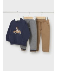 Bernumode | Mayoral: Спортивный костюм на малыша из 3-х частей (2 пары брюк + байка) 32,64 € Спортивный костюм для малыша из 3-х частей: свитшот с забавным принтом щенка в машине и две пары брюк. Костюм выполнен из мягкой и комфортной ткани, идеален для активных детей. Брюки с эластичным поясом, одна пара — серые, другая — бежевые, с манжетами на нижней части, что обеспечивает удобство и стиль. Этот костюм станет отличным выбором для прогулок и повседневного ношения.
 Bernumode | Mayoral: Спортивный костюм на малыша из 3-х частей (2 пары брюк + байка) 32,64 € Спортивный костюм для малыша из 3-х частей: свитшот с забавным принтом щенка в машине и две пары брюк. Костюм выполнен из мягкой и комфортной ткани, идеален для активных детей. Брюки с эластичным поясом, одна пара — серые, другая — бежевые, с манжетами на нижней части, что обеспечивает удобство и стиль. Этот костюм станет отличным выбором для прогулок и повседневного ношения.