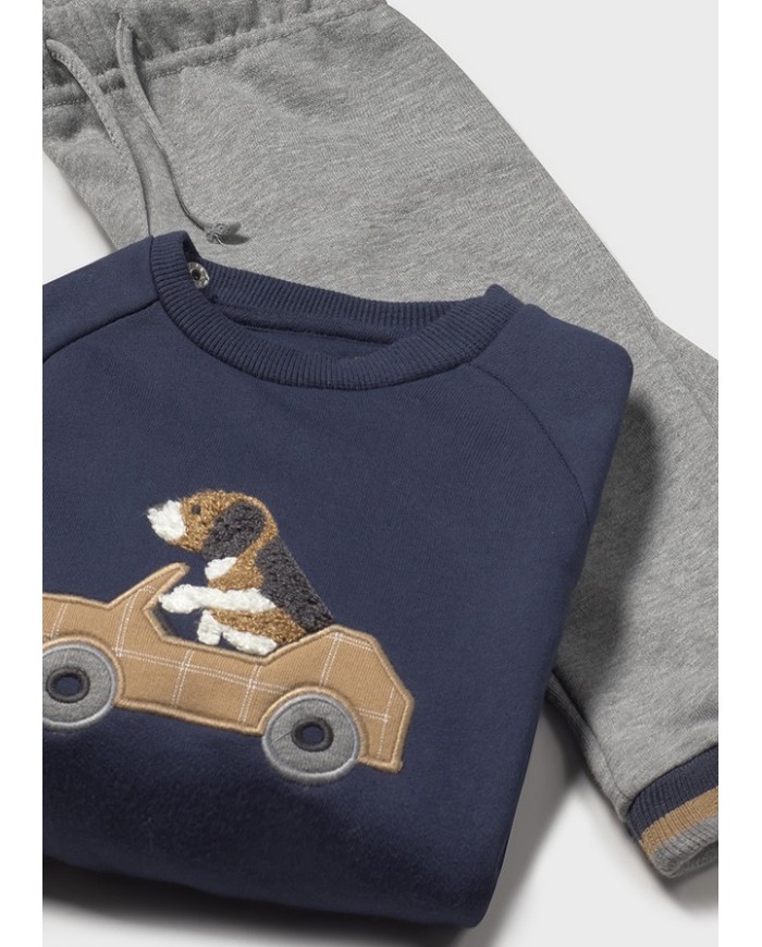 Bernumode | Mayoral: Sporta tērps mazuļiem 3 daļās (2 bikses + džemperis) 32,64 € Sporta tērps mazulim, kas sastāv no 3 daļām: džemperis ar jautru druku, kur ir kucēns mašīnā, un divas bikses. Tērps ir izgatavots no mīksta un ērta auduma, ideāli piemērots aktīviem bērniem. Biksēm ir elastīga josta, viena para ir pelēka, otra — bēša, ar elastīgiem galiem apakšā, kas nodrošina komfortu un stilu. Šis tērps būs lieliska izvēle pastaigām un ikdienas valkāšanai. Bernumode | Mayoral: Sporta tērps mazuļiem 3 daļās (2 bikses + džemperis) 32,64 € Sporta tērps mazulim, kas sastāv no 3 daļām: džemperis ar jautru druku, kur ir kucēns mašīnā, un divas bikses. Tērps ir izgatavots no mīksta un ērta auduma, ideāli piemērots aktīviem bērniem. Biksēm ir elastīga josta, viena para ir pelēka, otra — bēša, ar elastīgiem galiem apakšā, kas nodrošina komfortu un stilu. Šis tērps būs lieliska izvēle pastaigām un ikdienas valkāšanai.