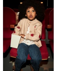 Bernumode | Mayoral: Platas džinsa bikses meitenei 25,54 € Meiteņu džinsa bikses ar zvīņotu apakšu. Elastīga regulējama jostasvieta ar iekšējām pogām ideālai pieguļošanai. Izgatavotas no ērtā kokvilnas džinsa, lieliski piemērotas ikdienas tēliem. Modelis ar piedurkņu izgriezumiem un funkcionālām priekšējām kabatām. Izvēloties Better Cotton, jūs atbalstāt ilgtspējīgu ražošanu.