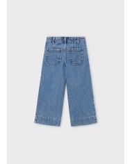 Bernumode | Mayoral: Широкие джинсы на девочку 25,54 € Джинсовые брюки для девочки клёш, расширенные книзу. Эластичная регулируемая талия с внутренними кнопками для идеальной посадки. Выполнены из комфортного хлопкового денима, идеально сочетаются с повседневными образами. Модель с вытачками и функциональными передними карманами. Выбирая хлопок Better Cotton, вы поддерживаете устойчивое производство.