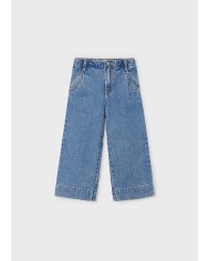 Bernumode | Mayoral: Широкие джинсы на девочку 25,54 € Джинсовые брюки для девочки клёш, расширенные книзу. Эластичная регулируемая талия с внутренними кнопками для идеальной посадки. Выполнены из комфортного хлопкового денима, идеально сочетаются с повседневными образами. Модель с вытачками и функциональными передними карманами. Выбирая хлопок Better Cotton, вы поддерживаете устойчивое производство.