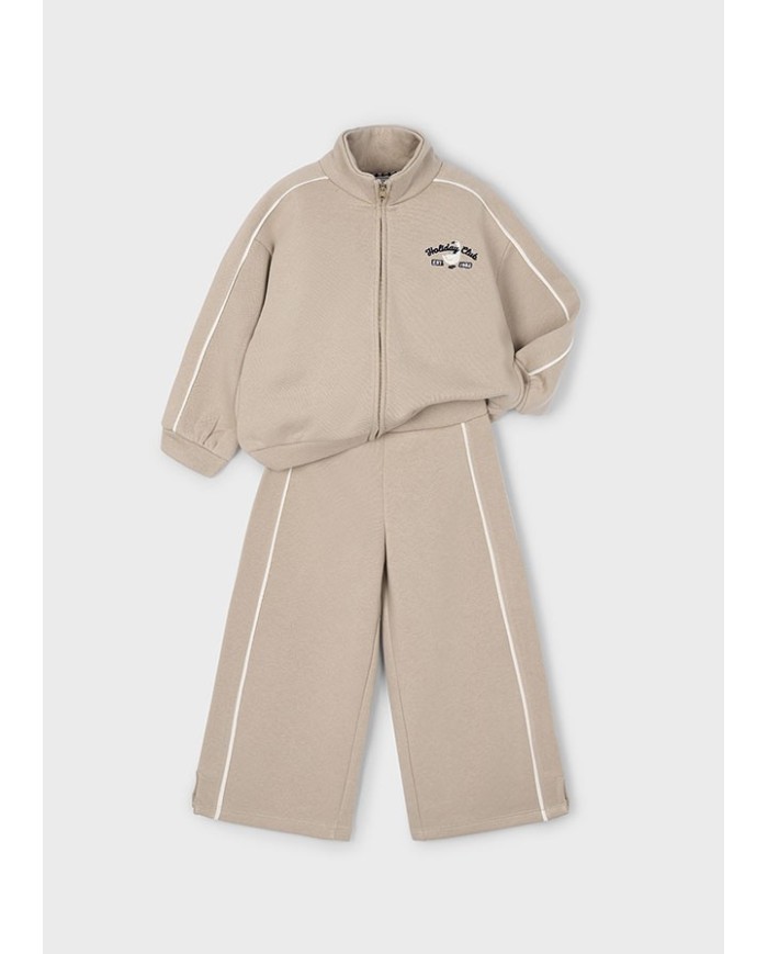 Bernumode | Mayoral: Спортивный костюм на девочку (кофта на молнии и брюки) 41,74 € Комплект для девочки: свитшот с длинными рукавами и центральной застёжкой-молнией спереди, функциональными карманами и декоративной вышивкой, а также спортивные брюки с эластичной талией для комфортной посадки. Идеальный комплект для активного отдыха и повседневной носки.
 Bernumode | Mayoral: Спортивный костюм на девочку (кофта на молнии и брюки) 41,74 € Комплект для девочки: свитшот с длинными рукавами и центральной застёжкой-молнией спереди, функциональными карманами и декоративной вышивкой, а также спортивные брюки с эластичной талией для комфортной посадки. Идеальный комплект для активного отдыха и повседневной носки.