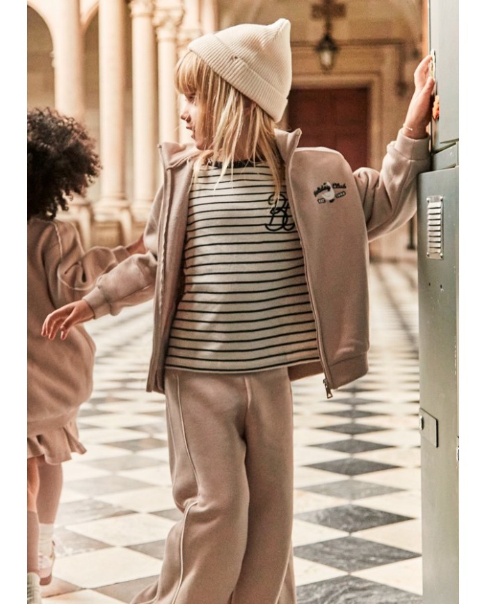 Bernumode | Mayoral: Спортивный костюм на девочку (кофта на молнии и брюки) 41,74 € Комплект для девочки: свитшот с длинными рукавами и центральной застёжкой-молнией спереди, функциональными карманами и декоративной вышивкой, а также спортивные брюки с эластичной талией для комфортной посадки. Идеальный комплект для активного отдыха и повседневной носки.
 Bernumode | Mayoral: Спортивный костюм на девочку (кофта на молнии и брюки) 41,74 € Комплект для девочки: свитшот с длинными рукавами и центральной застёжкой-молнией спереди, функциональными карманами и декоративной вышивкой, а также спортивные брюки с эластичной талией для комфортной посадки. Идеальный комплект для активного отдыха и повседневной носки.