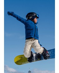 Bernumode | LEGO: Zēnu ziemas jaka LWJAD 804 (140 g) 74,34 € Funkcionāla LEGO® ziemas jaka bērniem
Saglabājiet bērna siltumu un komfortu ziemas piedzīvojumu laikā ar šo LEGO® ziemas jaku. Piemērota gan zēniem, gan meitenēm, šī slēpošanas jaka apvieno klasiskos LEGO elementus ar praktiskām funkcijām, nodrošinot drošību un ērtību aukstā laikā.
Aizsardzība pret lietu: ūdensizturība 10 000 mm
BIONIC-FINISH ECO® ūdensatgrūdošs pārklājums
Vējizturīga plāksne zem kvalitatīvas YKK galvenās rāvējslēdzēja
3M™ Scotchlite atstarotāji LEGO klucīšu formā priekšpusē un aizmugurē labākai redzamībai tumsā
Noņemama kapuce uz drošas spiedpogu lentes
Droša atvienojama sprādze LEGO cimdu piestiprināšanai pie piedurknēm (izmēri 98–140)
Slēptā slēpošanas caurlaides kabata ar rāvējslēdzēju piedurknē
Sniega svārki ar elastīgu gumiju iekšpusē, kas pasargā no sniega iekļūšanas
Elastīgas iekšējās aproces ar īkšķa atveri papildu siltumam un komfortam
Līmētas šuves papildu aizsardzībai pret mitrumu un vēju
Nodilumizturība: 60 000 berzes ciklu
Papildus: mīksts zoda aizsargs pie YKK rāvējslēdzēja augšdaļas, elastīga mala pie kapuces, atstarojošs pavediens kabatu rāvējslēdzēja turētājā. Pateicoties daudzajām funkcionālajām detaļām, jaka ir ideāli piemērota gan slēpošanai, gan ikdienai.
Specifikācijas:
Līdz -15 °C / 5 °F
3M atstarojoša emblēma
BIONIC-FINISH ECO® ūdensatgrūdošs pārklājums
Elpojamība: 4 000 g/m²/24h
Noņemama kapuce
Nodilumizturība: 60 000 ciklu
Elastīga mala pie kapuces
Atstarojošs pavediens rāvējslēdzēja turētājā
Droša sprādze cimdu piestiprināšanai (tikai izmēros 98–140)
Slēpošanas caurlaides kabata ar rāvējslēdzēju
Sniega svārki ar elastīgu gumiju
Elastīgas aproces ar īkšķa atveri
Līmētas šuves
Ūdensizturība: 10 000 mm
Vējizturīga plāksne zem rāvējslēdzēja
Vējizturīgs dizains
YKK galvenais rāvējslēdzējs
Priekšējās kabatas ar rāvējslēdzēju
 Bernumode | LEGO: Zēnu ziemas jaka LWJAD 804 (140 g) 74,34 € Funkcionāla LEGO® ziemas jaka bērniem
Saglabājiet bērna siltumu un komfortu ziemas piedzīvojumu laikā ar šo LEGO® ziemas jaku. Piemērota gan zēniem, gan meitenēm, šī slēpošanas jaka apvieno klasiskos LEGO elementus ar praktiskām funkcijām, nodrošinot drošību un ērtību aukstā laikā.
Aizsardzība pret lietu: ūdensizturība 10 000 mm
BIONIC-FINISH ECO® ūdensatgrūdošs pārklājums
Vējizturīga plāksne zem kvalitatīvas YKK galvenās rāvējslēdzēja
3M™ Scotchlite atstarotāji LEGO klucīšu formā priekšpusē un aizmugurē labākai redzamībai tumsā
Noņemama kapuce uz drošas spiedpogu lentes
Droša atvienojama sprādze LEGO cimdu piestiprināšanai pie piedurknēm (izmēri 98–140)
Slēptā slēpošanas caurlaides kabata ar rāvējslēdzēju piedurknē
Sniega svārki ar elastīgu gumiju iekšpusē, kas pasargā no sniega iekļūšanas
Elastīgas iekšējās aproces ar īkšķa atveri papildu siltumam un komfortam
Līmētas šuves papildu aizsardzībai pret mitrumu un vēju
Nodilumizturība: 60 000 berzes ciklu
Papildus: mīksts zoda aizsargs pie YKK rāvējslēdzēja augšdaļas, elastīga mala pie kapuces, atstarojošs pavediens kabatu rāvējslēdzēja turētājā. Pateicoties daudzajām funkcionālajām detaļām, jaka ir ideāli piemērota gan slēpošanai, gan ikdienai.
Specifikācijas:
Līdz -15 °C / 5 °F
3M atstarojoša emblēma
BIONIC-FINISH ECO® ūdensatgrūdošs pārklājums
Elpojamība: 4 000 g/m²/24h
Noņemama kapuce
Nodilumizturība: 60 000 ciklu
Elastīga mala pie kapuces
Atstarojošs pavediens rāvējslēdzēja turētājā
Droša sprādze cimdu piestiprināšanai (tikai izmēros 98–140)
Slēpošanas caurlaides kabata ar rāvējslēdzēju
Sniega svārki ar elastīgu gumiju
Elastīgas aproces ar īkšķa atveri
Līmētas šuves
Ūdensizturība: 10 000 mm
Vējizturīga plāksne zem rāvējslēdzēja
Vējizturīgs dizains
YKK galvenais rāvējslēdzējs
Priekšējās kabatas ar rāvējslēdzēju