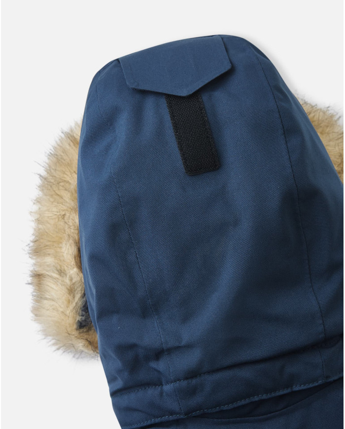 Bernumode | Reima: Zēnu ziemas jaka/parka Reimatec, Ajaton (160 g) 118,17 € 
         Visas šuves hermētiski izolētas
         Gluda poliestera odere
         Fellex® izolācija
         Droša, atvienojama un regulējama kapuce ar noņemamu mākslīgās kažokādas apmali
         Regulējamas manšetes
         Divas kabatas ar pārlokiem
         Krūšu kabata ar rāvējslēdzēju
         Regulējams viduklis

