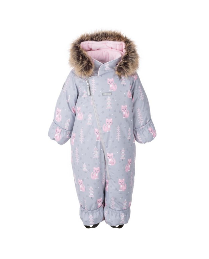 Bernumode | LENNE: Зимний комбинезон DERRY 250 г 61,92 € Утеплитель EXTRA WARM ⁑⁑ — лучший выбор для морозной погоды. Дышащая ткань не дает ребенку потеть. Теплоудерживающая способность намного выше, чем у обычного утеплителя. Обеспечивает комфорт и свободу движений при температуре от -1 до -30 °C.Отвороты манжет, чтобы держать руки и ноги вашего ребенка в тепле. Совет: купите больший размер и отверните манжеты. По мере роста ребенка маленькие ручки и ножки вылезут наружу, и вам понадобится всего лишь пара варежек и пинеток.Мягкая и нежная подкладка из натурального материала, который успокаивает и сохраняет тепло вашего ребенка. Ткани Standard 100 от Oeko-Tex сертифицированы как не содержащие вредных химических веществ, не вызывают раздражения кожи и гарантируют безопасность ткани.Светоотражающая ткань, принт на ткани отражается в темноте и делает ребенка более заметным
Очень теплый зимний комбинезон с веселым принтом идеально подойдет для наслаждения зимними развлечениями!
Теплый зимний комбинезон с очаровательным принтом великолепен и удобен. Зимние узоры идеально подходят для создания снежных ангелов и наслаждения всеми видами зимних развлечений. Отрегулируйте комбинезон по мере роста ребенка, сложив манжеты на руках и ногах или расстегнув их и добавив варежки с пинетками. Эластичные шлевки надежно удерживают штанины на пинетках. Светоотражающие детали делают ребенка заметным в темноте.

