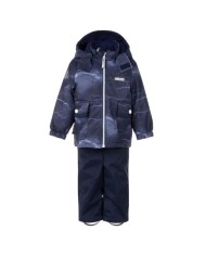 Bernumode | Lenne: Starpsezonas komplekts DONALD 80 g +  45 g 74,32 € 

Laikapstākļu izturīgs komplekts ar atstarojošu apdruku augšdaļā ir piemērots valkāšanai pavasara-rudens periodā ⭐
Zēnu komplekts no ūdensnecaurlaidīga auduma ir universāls un praktisks apģērbs no agra pavasara līdz vēlam rudenim. Valkājot vēja un lietus necaurlaidīgas bikses zem jakas, tas ir lieliska izvēle ikdienas āra rotaļām. Uzvelkot jaku virs džinsiem vai elegantākām biksēm, iegūst ļoti ērtu un stilīgu ielas apģērbu. Jakai ir sānu rāvējslēdzēja kabata, kur bērns droši var glabāt, piemēram, plānas cimdus. Audums ar ūdens atgrūdošu pārklājumu pasargā no vēja un lietus, nedeformējas un iztur biežu mazgāšanu, saglabājot savas sākotnējās īpašības. Kapuce ar spiedpogām ir droša — ja aizķeras, tā viegli atdalās.
Ūdens noturība (ūdens stabs): 5 000/10 000 mmElpojamība: 5 000/10 000 g/m²/24h
Augšdaļa — Active, apakšdaļa — Active+. Mūsu augsto tehnoloģiju audumiem ir ūdensnecaurlaidīga membrāna, kas neļauj ūdenim iekļūt, bet vienlaikus ļauj iztvaikot sviedriem.◆ Ūdensizturība: 5 000/10 000 mm◆ Elpojamība: 5 000/10 000 g/m²/24h◆ Vēja noturība: gaisa caurlaidība 0 l/m²/s◆ Aizsardzība pret ūdeni un netīrumiem: DWR pārklājums (Durable Water Repellent)
WARM izolācija — lieliska izvēle vēsā laikā. Ideāli piemērota temperatūrai ap 0 °C. Šis pildījums ir izgatavots no pārstrādātiem materiāliem, tādējādi samazinot dabas resursu pārmērīgu izmantošanu.🔍 Padoms: pārbaudiet “jūtamo” temperatūru. Vējš un mitrums būtiski ietekmē, cik auksti jums šķiet, tāpēc var būt nepieciešams papildu apģērba slānis.
Cilpa atstarotāja piestiprināšanai.






















