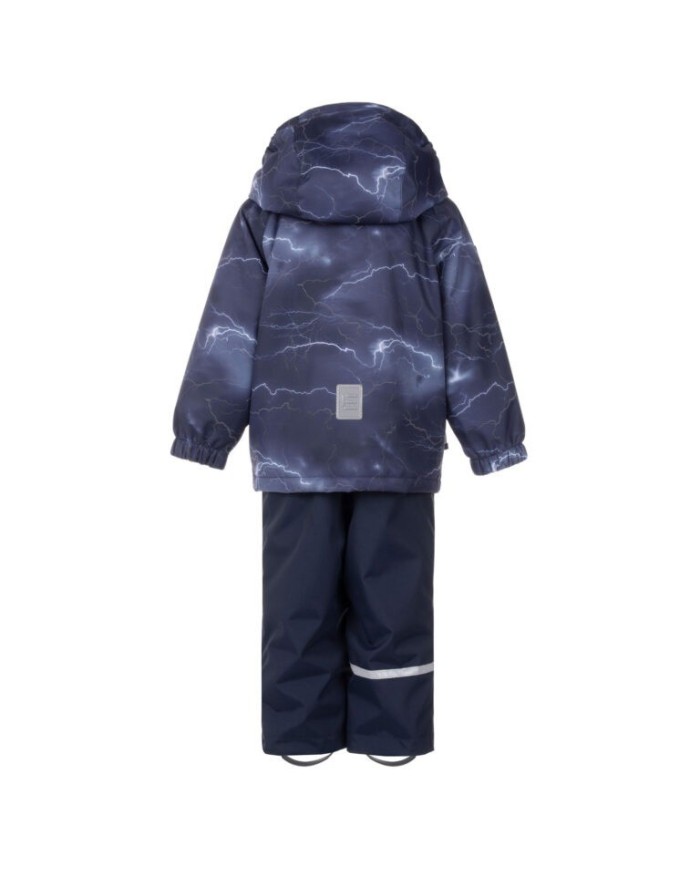 Bernumode | Lenne: Starpsezonas komplekts DONALD 80 g +  45 g 74,32 € 

Laikapstākļu izturīgs komplekts ar atstarojošu apdruku augšdaļā ir piemērots valkāšanai pavasara-rudens periodā ⭐
Zēnu komplekts no ūdensnecaurlaidīga auduma ir universāls un praktisks apģērbs no agra pavasara līdz vēlam rudenim. Valkājot vēja un lietus necaurlaidīgas bikses zem jakas, tas ir lieliska izvēle ikdienas āra rotaļām. Uzvelkot jaku virs džinsiem vai elegantākām biksēm, iegūst ļoti ērtu un stilīgu ielas apģērbu. Jakai ir sānu rāvējslēdzēja kabata, kur bērns droši var glabāt, piemēram, plānas cimdus. Audums ar ūdens atgrūdošu pārklājumu pasargā no vēja un lietus, nedeformējas un iztur biežu mazgāšanu, saglabājot savas sākotnējās īpašības. Kapuce ar spiedpogām ir droša — ja aizķeras, tā viegli atdalās.
Ūdens noturība (ūdens stabs): 5 000/10 000 mmElpojamība: 5 000/10 000 g/m²/24h
Augšdaļa — Active, apakšdaļa — Active+. Mūsu augsto tehnoloģiju audumiem ir ūdensnecaurlaidīga membrāna, kas neļauj ūdenim iekļūt, bet vienlaikus ļauj iztvaikot sviedriem.◆ Ūdensizturība: 5 000/10 000 mm◆ Elpojamība: 5 000/10 000 g/m²/24h◆ Vēja noturība: gaisa caurlaidība 0 l/m²/s◆ Aizsardzība pret ūdeni un netīrumiem: DWR pārklājums (Durable Water Repellent)
WARM izolācija — lieliska izvēle vēsā laikā. Ideāli piemērota temperatūrai ap 0 °C. Šis pildījums ir izgatavots no pārstrādātiem materiāliem, tādējādi samazinot dabas resursu pārmērīgu izmantošanu.🔍 Padoms: pārbaudiet “jūtamo” temperatūru. Vējš un mitrums būtiski ietekmē, cik auksti jums šķiet, tāpēc var būt nepieciešams papildu apģērba slānis.
Cilpa atstarotāja piestiprināšanai.






















