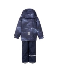 Bernumode | Lenne: Demi season set DONALD 80 g +  45 g €74.32 Weatherproof set with reflective print upper part is suitable for wearing in spring-autumn period⭐

The boy´s set ,ade from waterproof fabric is a universal and practical outfit from early spring to late autumn. Wearing wind and rainproof trousers under the jacket, it´s the perfect choice for everyday outdoor games. Putting the jacket over jeans ore more polite trousers then the result is very comfortable and nice streetwear. The jacket has one side zipper  pocket where the child can safely store smaller gloves. The fabric with  waterproof coating protects against wind and rain, does not deform and suffers from regular washing, retaining its original properties. The hood fastened with the truss is safe, because when entangled, you need to get rid of the product.

Water column: 5 000/10 000 mm
Breathable: 5 000/10 000 g/m2/24h


Upper part Active and lower part Active+. Our high-tech fabrics have a waterproof membrane which prevents water from coming through the product. At the same time it has the ability to evaporate sweat. ◆Water resistance: water column 5000/10 000 mm ◆Breathability: water vapour transmission rate 5000/10 000 g/m²/24h ◆Wind resistance: air permeability 0 l/m²s ◆Water and soil reprellency: DWR coating (Durable Water Repellent)

WARM ** insulation is the best choice for cool weather. Perfect for temperatures ...0 °C. This wadding is made of recycled materials, reducing the need to overly consume natural resources. Tip: Check the „feels like“ temperature. Factors like wind and humidity play a great role on how cold you feel and you might need to use an extra layer.

Loop for attaching the reflector.
