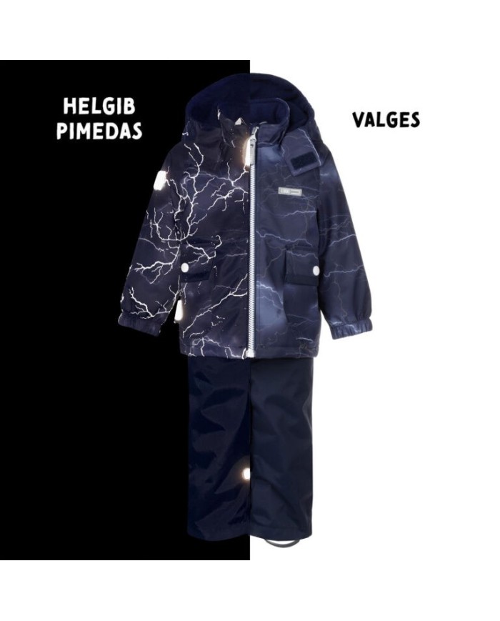 Bernumode | Lenne: Starpsezonas komplekts DONALD 80 g +  45 g 74,32 € 

Laikapstākļu izturīgs komplekts ar atstarojošu apdruku augšdaļā ir piemērots valkāšanai pavasara-rudens periodā ⭐
Zēnu komplekts no ūdensnecaurlaidīga auduma ir universāls un praktisks apģērbs no agra pavasara līdz vēlam rudenim. Valkājot vēja un lietus necaurlaidīgas bikses zem jakas, tas ir lieliska izvēle ikdienas āra rotaļām. Uzvelkot jaku virs džinsiem vai elegantākām biksēm, iegūst ļoti ērtu un stilīgu ielas apģērbu. Jakai ir sānu rāvējslēdzēja kabata, kur bērns droši var glabāt, piemēram, plānas cimdus. Audums ar ūdens atgrūdošu pārklājumu pasargā no vēja un lietus, nedeformējas un iztur biežu mazgāšanu, saglabājot savas sākotnējās īpašības. Kapuce ar spiedpogām ir droša — ja aizķeras, tā viegli atdalās.
Ūdens noturība (ūdens stabs): 5 000/10 000 mmElpojamība: 5 000/10 000 g/m²/24h
Augšdaļa — Active, apakšdaļa — Active+. Mūsu augsto tehnoloģiju audumiem ir ūdensnecaurlaidīga membrāna, kas neļauj ūdenim iekļūt, bet vienlaikus ļauj iztvaikot sviedriem.◆ Ūdensizturība: 5 000/10 000 mm◆ Elpojamība: 5 000/10 000 g/m²/24h◆ Vēja noturība: gaisa caurlaidība 0 l/m²/s◆ Aizsardzība pret ūdeni un netīrumiem: DWR pārklājums (Durable Water Repellent)
WARM izolācija — lieliska izvēle vēsā laikā. Ideāli piemērota temperatūrai ap 0 °C. Šis pildījums ir izgatavots no pārstrādātiem materiāliem, tādējādi samazinot dabas resursu pārmērīgu izmantošanu.🔍 Padoms: pārbaudiet “jūtamo” temperatūru. Vējš un mitrums būtiski ietekmē, cik auksti jums šķiet, tāpēc var būt nepieciešams papildu apģērba slānis.
Cilpa atstarotāja piestiprināšanai.






















