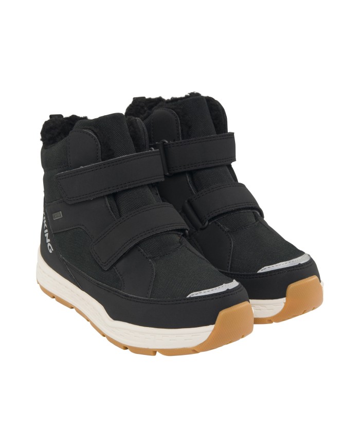 Bernumode | Viking: Espo Warm GTX 2V — Прочные, водонепроницаемые детские зимние ботинки 72,64 € Начни день с энергией с Espo Warm GTX 2V — обувь средней высоты, которая обеспечит безграничное веселье и защиту. Водонепроницаемая мембрана GORE-TEX, не содержащая PFAS, промежуточная подошва из EVA и уютная подкладка обеспечат сухость и тепло ног в мокрых условиях. Усиления носка и пятки, а также прочная полностью резиновая подошва с улучшенным сцеплением обеспечат защиту со всех сторон. Дополнительное усиление верхней части и два застёжки-липучки обеспечивают практичную и точную посадку.