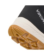 Bernumode | Viking: Espo Warm GTX 2V — Прочные, водонепроницаемые детские зимние ботинки 72,64 € Начни день с энергией с Espo Warm GTX 2V — обувь средней высоты, которая обеспечит безграничное веселье и защиту. Водонепроницаемая мембрана GORE-TEX, не содержащая PFAS, промежуточная подошва из EVA и уютная подкладка обеспечат сухость и тепло ног в мокрых условиях. Усиления носка и пятки, а также прочная полностью резиновая подошва с улучшенным сцеплением обеспечат защиту со всех сторон. Дополнительное усиление верхней части и два застёжки-липучки обеспечивают практичную и точную посадку.