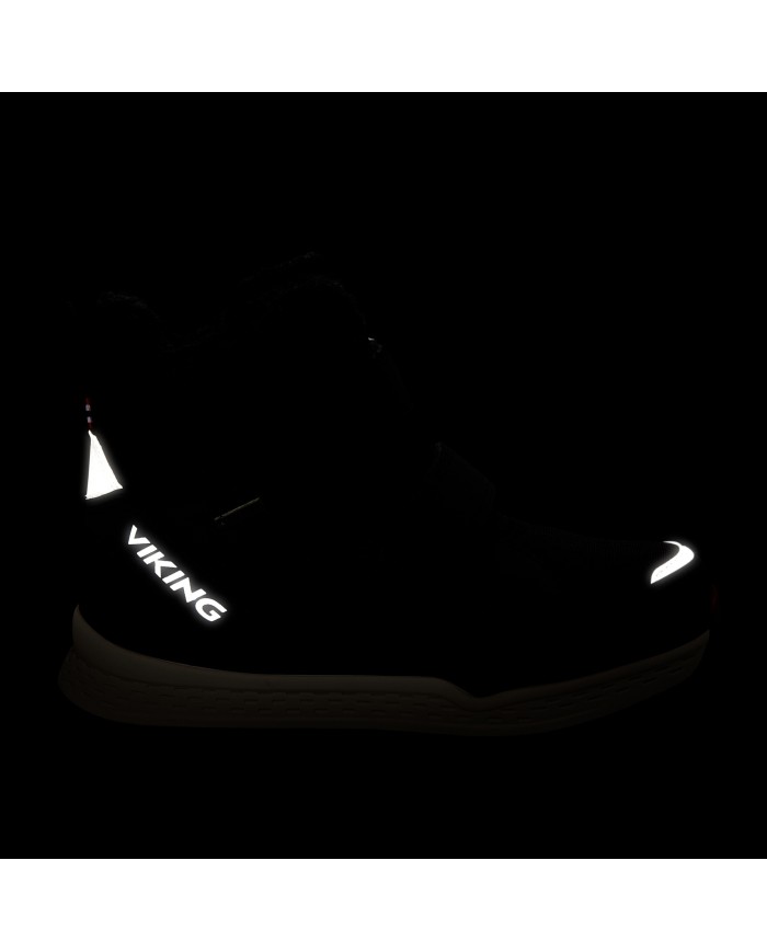 Bernumode | Viking: Espo Warm GTX 2V - Durable, waterproof kids winter boots €72.64 Hit the ground running with Espo Warm GTX 2V, a mid cut shoe that offers unlimited fun and protection. A waterproof PFAS-free GORE-TEX membrane, an EVA midsole, and a cozy lining ensure that feet stay dry and toasty in wet conditions. Toe and heel reinforcements, and a robust, full rubber outsole with improved grip provide all-around protection. An extra durable upper is fitted with two velcro fasteners for a practical, precise fit.