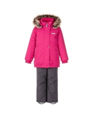 Bernumode | Lenne: Ziemas komplekts RUBY  330 g +  150 g 87,87 € Ūdens izturība: 5 000/10 000 mmGaisa caurlaidība:  5 000/10 000 g/m2/24h
Meiteņu ziemas komplekts. 
Komplekts visiem laikapstākļiem ar atstarojošu rakstu augšpusē ir piemērots valkāšanai ziemas periodā 
Lenne meiteņu ziemas komplekts ir ūdens, vēja un lietus necaurlaidīgs. Bikses ar regulējamām lencēm uztur jūsu bērna muguru siltu pat aktīvas rotaļas laikā. Produkta dizainā ir atstarojošas detaļas, kas padara jūsu bērnu redzamu pat vistumšākajā ziemā. Drošu kapuci uz pogām atpogā no izstrādājuma, ja tas iestrēgst. 
ĪPAŠI SILTA ⁑⁑ izolācija ir vislabākā izvēle salam. Elpojošs audums pasargā jūsu bērnu no svīšanas.  Piedāvā valkātājiem komfortu un kustību brīvību -1..-30°C. 
Manšete ar mīkstu kažokādas oderi. Šī unikālā āra apģērba detaļa aizsargā jūsu bērnu maigo ādu no berzes pret stipru un izturīgu audumu. Izvēloties āra apģērbu, dodiet priekšroku šim neaizvietojamajam risinājumam. 
Cilpa atstarotāja piestiprināšanai.
