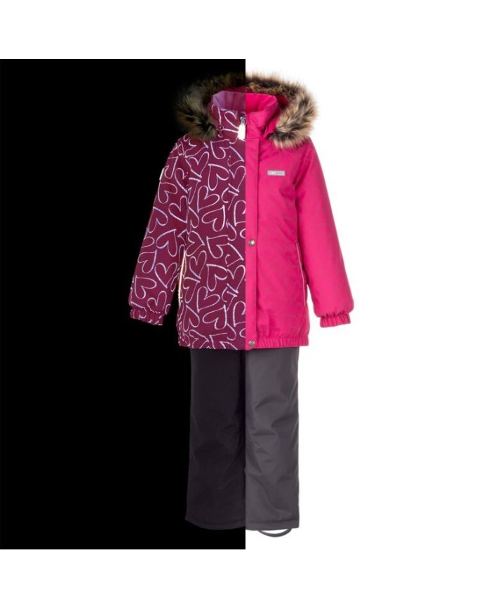 Bernumode | Lenne: Ziemas komplekts RUBY  330 g +  150 g 87,87 € Ūdens izturība: 5 000/10 000 mmGaisa caurlaidība:  5 000/10 000 g/m2/24h
Meiteņu ziemas komplekts. 
Komplekts visiem laikapstākļiem ar atstarojošu rakstu augšpusē ir piemērots valkāšanai ziemas periodā 
Lenne meiteņu ziemas komplekts ir ūdens, vēja un lietus necaurlaidīgs. Bikses ar regulējamām lencēm uztur jūsu bērna muguru siltu pat aktīvas rotaļas laikā. Produkta dizainā ir atstarojošas detaļas, kas padara jūsu bērnu redzamu pat vistumšākajā ziemā. Drošu kapuci uz pogām atpogā no izstrādājuma, ja tas iestrēgst. 
ĪPAŠI SILTA ⁑⁑ izolācija ir vislabākā izvēle salam. Elpojošs audums pasargā jūsu bērnu no svīšanas.  Piedāvā valkātājiem komfortu un kustību brīvību -1..-30°C. 
Manšete ar mīkstu kažokādas oderi. Šī unikālā āra apģērba detaļa aizsargā jūsu bērnu maigo ādu no berzes pret stipru un izturīgu audumu. Izvēloties āra apģērbu, dodiet priekšroku šim neaizvietojamajam risinājumam. 
Cilpa atstarotāja piestiprināšanai.
