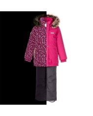 Bernumode | Lenne: Ziemas komplekts RUBY  330 g +  150 g 87,87 € Ūdens izturība: 5 000/10 000 mmGaisa caurlaidība:  5 000/10 000 g/m2/24h
Meiteņu ziemas komplekts. 
Komplekts visiem laikapstākļiem ar atstarojošu rakstu augšpusē ir piemērots valkāšanai ziemas periodā 
Lenne meiteņu ziemas komplekts ir ūdens, vēja un lietus necaurlaidīgs. Bikses ar regulējamām lencēm uztur jūsu bērna muguru siltu pat aktīvas rotaļas laikā. Produkta dizainā ir atstarojošas detaļas, kas padara jūsu bērnu redzamu pat vistumšākajā ziemā. Drošu kapuci uz pogām atpogā no izstrādājuma, ja tas iestrēgst. 
ĪPAŠI SILTA ⁑⁑ izolācija ir vislabākā izvēle salam. Elpojošs audums pasargā jūsu bērnu no svīšanas.  Piedāvā valkātājiem komfortu un kustību brīvību -1..-30°C. 
Manšete ar mīkstu kažokādas oderi. Šī unikālā āra apģērba detaļa aizsargā jūsu bērnu maigo ādu no berzes pret stipru un izturīgu audumu. Izvēloties āra apģērbu, dodiet priekšroku šim neaizvietojamajam risinājumam. 
Cilpa atstarotāja piestiprināšanai.
