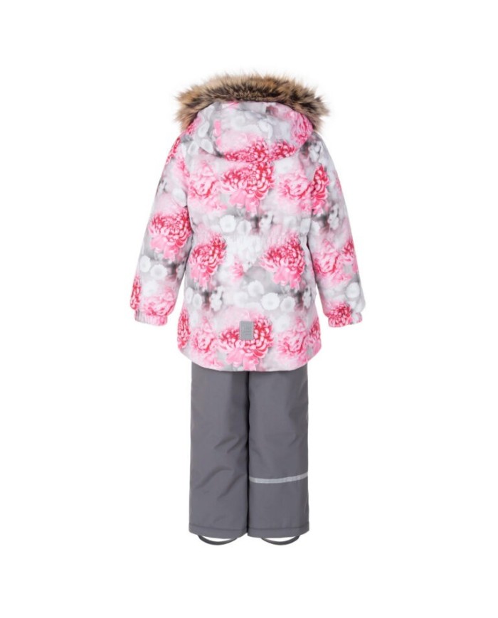 Bernumode | Lenne: Ziemas komplekts RIMONA  330 g +  150 g 101,75 € Ūdens izturība: 5 000/10 000 mmGaisa caurlaidība:  5 000/10 000 g/m2/24h
Meiteņu ziemas komplekts. 
Komplekts visiem laikapstākļiem ar atstarojošu rakstu augšpusē ir piemērots valkāšanai ziemas periodā 
Lenne meiteņu ziemas komplekts ir ūdens, vēja un lietus necaurlaidīgs. Bikses ar regulējamām lencēm uztur jūsu bērna muguru siltu pat aktīvas rotaļas laikā. Produkta dizainā ir atstarojošas detaļas, kas padara jūsu bērnu redzamu pat vistumšākajā ziemā. Drošu kapuci uz pogām atpogā no izstrādājuma, ja tas iestrēgst. 
ĪPAŠI SILTA ⁑⁑ izolācija ir vislabākā izvēle salam. Elpojošs audums pasargā jūsu bērnu no svīšanas.  Piedāvā valkātājiem komfortu un kustību brīvību -1..-30°C. 
Manšete ar mīkstu kažokādas oderi. Šī unikālā āra apģērba detaļa aizsargā jūsu bērnu maigo ādu no berzes pret stipru un izturīgu audumu. Izvēloties āra apģērbu, dodiet priekšroku šim neaizvietojamajam risinājumam. 
Cilpa atstarotāja piestiprināšanai.
