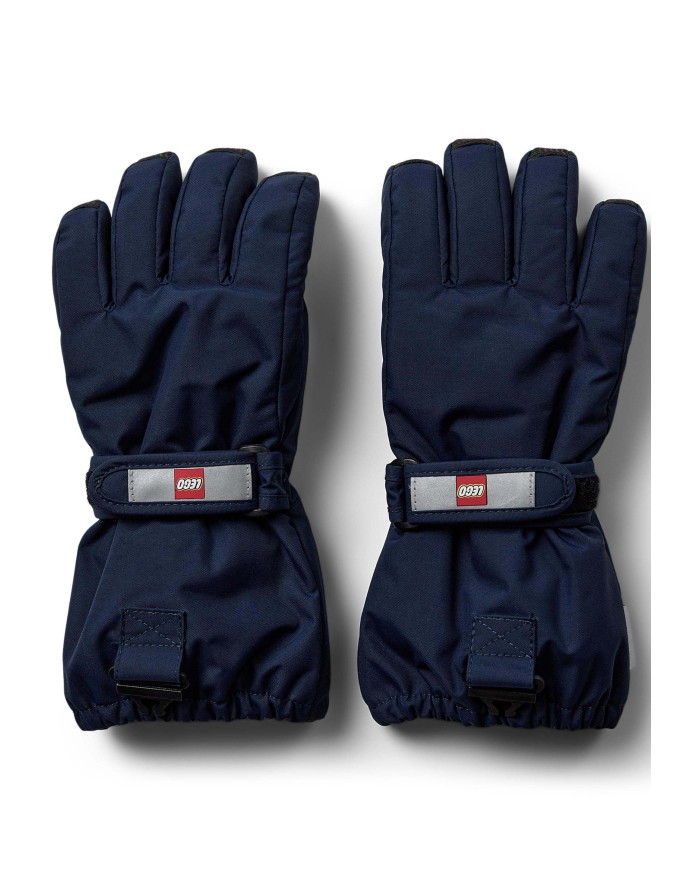 Bernumode | LEGO® Wear: Ūdensnecaurlaidīgie cimdi ar membrānu LWATLIN 700 26,00 € 

LEGO® slēpošanas cimdi bērniem
Pāris gudri un funkcionāli slēpošanas cimdi padara spēlēšanu ārā daudz jautrāku aukstās un mitrās dienās. Daudzās PLAY cimdu funkcionālās īpašības nodrošina, ka jūsu bērna pirksti ir sausi un silti neatkarīgi no laikapstākļiem.
LEGO® ziemas cimdam ir ergonomisks piegulums un elastīga plaukstas locītava ar atstarotāju un āķa un cilpas aizdari, lai nodrošinātu optimālu piegulšanu. Cimdu ieeja ir arī elastīga, lai izvairītos no sniega. Ar PU pretslīdes materiālu plaukstās un pirkstu galos labākai satvērienai.
TĀPĒC JUMS PATĪKS CIMDI

Tie ir ūdensnecaurlaidīgi, vēja necaurlaidīgi un elpojoši
Cimdiem ir sprādze, lai tos varētu noklikšķināt uz LEGO jakām un sniega tērpiem
 Cimdiem ir mīksta izolējoša Thinsulate izolācija
Cimdi ir tik daudzās lieliskās krāsās

Cimdi ir izgatavoti no 100% vēja necaurlaidīga un elpojoša materiāla. Tiem ir ūdensnecaurlaidīga un elpojoša Fan-Tex membrāna starp iekšējo un ārējo slāni, kas padara cimdus 100% ūdensizturīgus. Iekšējais slānis ir ērts un izolējošs Thinsulate materiāls.
Drošības atdalāma sprādze 104-140 izmēram cimdu piestiprināšanai pie sniega tērpa vai jakas piedurknes. Sprādze atlaižas, velkot cimdus, lai jūsu bērns ne uz ko neaizķertos.
Izvēlieties starp daudzām satriecošām krāsām.


