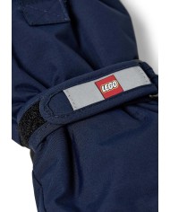 Bernumode | LEGO® Wear: Ūdensnecaurlaidīgie cimdi ar membrānu LWATLIN 700 26,00 € 

LEGO® slēpošanas cimdi bērniem
Pāris gudri un funkcionāli slēpošanas cimdi padara spēlēšanu ārā daudz jautrāku aukstās un mitrās dienās. Daudzās PLAY cimdu funkcionālās īpašības nodrošina, ka jūsu bērna pirksti ir sausi un silti neatkarīgi no laikapstākļiem.
LEGO® ziemas cimdam ir ergonomisks piegulums un elastīga plaukstas locītava ar atstarotāju un āķa un cilpas aizdari, lai nodrošinātu optimālu piegulšanu. Cimdu ieeja ir arī elastīga, lai izvairītos no sniega. Ar PU pretslīdes materiālu plaukstās un pirkstu galos labākai satvērienai.
TĀPĒC JUMS PATĪKS CIMDI

Tie ir ūdensnecaurlaidīgi, vēja necaurlaidīgi un elpojoši
Cimdiem ir sprādze, lai tos varētu noklikšķināt uz LEGO jakām un sniega tērpiem
 Cimdiem ir mīksta izolējoša Thinsulate izolācija
Cimdi ir tik daudzās lieliskās krāsās

Cimdi ir izgatavoti no 100% vēja necaurlaidīga un elpojoša materiāla. Tiem ir ūdensnecaurlaidīga un elpojoša Fan-Tex membrāna starp iekšējo un ārējo slāni, kas padara cimdus 100% ūdensizturīgus. Iekšējais slānis ir ērts un izolējošs Thinsulate materiāls.
Drošības atdalāma sprādze 104-140 izmēram cimdu piestiprināšanai pie sniega tērpa vai jakas piedurknes. Sprādze atlaižas, velkot cimdus, lai jūsu bērns ne uz ko neaizķertos.
Izvēlieties starp daudzām satriecošām krāsām.


