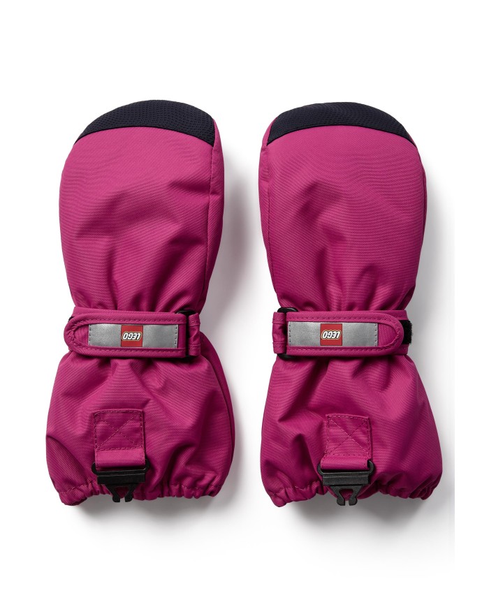 Bernumode | LEGO® Wear: Bērnu ūdensnecaurlaidīgi cimdi ar membrānu, LWATLIN 706 26,00 € LEGO® dūraiņi zēniem un meitenēm 
Ar šiem siltiem dūraiņiem jūs esat labi pasargāts no aukstuma un lietus, pateicoties ūdensizturīgajai un elpojošajai membrānai. Tad spēlei nav ierobežojumu! 
LEGO® dūraiņi bērniem ir izgatavoti no 100% vēja necaurlaidīga un elpojoša materiāla. Tiem ir ūdensnecaurlaidīga un elpojoša Fan-Tex membrāna starp iekšējo un ārējo slāni, kas padara tos 100% ūdensizturīgus. Iekšējais slānis ir ērts un izolējošs Thinsulate materiāls. 
TĀPĒC JUMS PATĪKĀS DŪRAINI 

  PLAY dūraiņam ir ergonomisks piegulums un elastīga plaukstas locītava ar atstarotāju un āķa un cilpas aizdari optimālai piegulēšanai 
  Cimdi ir ūdensnecaurlaidīgi, elpojoši un vēja necaurlaidīgi  
Ar PU pretslīdes materiālu plaukstās un pirkstu galos labākai satvērienai 
  Jūs varat uzklikšķināt dūraiņu uz LEGO ziemas jakas vai sniega tērpa piedurknes, lai tas nepazustu (tikai 104-140 izmēram) 

Elastīga plaukstas locītava ar atstarotāju un āķa un cilpas aizdari optimālai piegulēšanai. Cimda ieeja ir arī elastīga, lai neļautu sniegam. Cimdam ir ergonomisks piegulums un PU neslīdošs materiāls plaukstās un pirkstu galos, lai nodrošinātu labāku satvērienu. 
Drošības atdalāma sprādze 104-140 izmēram dūraiņu piestiprināšanai pie sniega tērpa vai jakas piedurknes. Sprādze atlaižas, velkot dūraiņus, lai jūsu bērns ne uz ko neaizķertos. Cimdus var sasiet kopā plaukstas locītavā, lai pāris būtu kopā, kad tos nelieto.
 Izvēlieties starp daudzām lieliskām krāsām