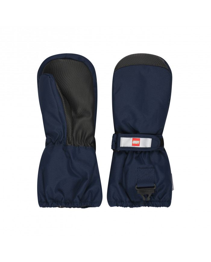 Bernumode | LEGO® Wear: Bērnu ūdensnecaurlaidīgi cimdi ar membrānu, LWATLIN 706 26,00 € LEGO® dūraiņi zēniem un meitenēm 
Ar šiem siltiem dūraiņiem jūs esat labi pasargāts no aukstuma un lietus, pateicoties ūdensizturīgajai un elpojošajai membrānai. Tad spēlei nav ierobežojumu! 
LEGO® dūraiņi bērniem ir izgatavoti no 100% vēja necaurlaidīga un elpojoša materiāla. Tiem ir ūdensnecaurlaidīga un elpojoša Fan-Tex membrāna starp iekšējo un ārējo slāni, kas padara tos 100% ūdensizturīgus. Iekšējais slānis ir ērts un izolējošs Thinsulate materiāls. 
TĀPĒC JUMS PATĪKĀS DŪRAINI 
  PLAY dūraiņam ir ergonomisks piegulums un elastīga plaukstas locītava ar atstarotāju un āķa un cilpas aizdari optimālai piegulēšanai 
  Cimdi ir ūdensnecaurlaidīgi, elpojoši un vēja necaurlaidīgi  
Ar PU pretslīdes materiālu plaukstās un pirkstu galos labākai satvērienai 
  Jūs varat uzklikšķināt dūraiņu uz LEGO ziemas jakas vai sniega tērpa piedurknes, lai tas nepazustu (tikai 104-140 izmēram) 
Elastīga plaukstas locītava ar atstarotāju un āķa un cilpas aizdari optimālai piegulēšanai. Cimda ieeja ir arī elastīga, lai neļautu sniegam. Cimdam ir ergonomisks piegulums un PU neslīdošs materiāls plaukstās un pirkstu galos, lai nodrošinātu labāku satvērienu. 
Drošības atdalāma sprādze 104-140 izmēram dūraiņu piestiprināšanai pie sniega tērpa vai jakas piedurknes. Sprādze atlaižas, velkot dūraiņus, lai jūsu bērns ne uz ko neaizķertos. Cimdus var sasiet kopā plaukstas locītavā, lai pāris būtu kopā, kad tos nelieto.
 Izvēlieties starp daudzām lieliskām krāsām Bernumode | LEGO® Wear: Bērnu ūdensnecaurlaidīgi cimdi ar membrānu, LWATLIN 706 26,00 € LEGO® dūraiņi zēniem un meitenēm 
Ar šiem siltiem dūraiņiem jūs esat labi pasargāts no aukstuma un lietus, pateicoties ūdensizturīgajai un elpojošajai membrānai. Tad spēlei nav ierobežojumu! 
LEGO® dūraiņi bērniem ir izgatavoti no 100% vēja necaurlaidīga un elpojoša materiāla. Tiem ir ūdensnecaurlaidīga un elpojoša Fan-Tex membrāna starp iekšējo un ārējo slāni, kas padara tos 100% ūdensizturīgus. Iekšējais slānis ir ērts un izolējošs Thinsulate materiāls. 
TĀPĒC JUMS PATĪKĀS DŪRAINI 
  PLAY dūraiņam ir ergonomisks piegulums un elastīga plaukstas locītava ar atstarotāju un āķa un cilpas aizdari optimālai piegulēšanai 
  Cimdi ir ūdensnecaurlaidīgi, elpojoši un vēja necaurlaidīgi  
Ar PU pretslīdes materiālu plaukstās un pirkstu galos labākai satvērienai 
  Jūs varat uzklikšķināt dūraiņu uz LEGO ziemas jakas vai sniega tērpa piedurknes, lai tas nepazustu (tikai 104-140 izmēram) 
Elastīga plaukstas locītava ar atstarotāju un āķa un cilpas aizdari optimālai piegulēšanai. Cimda ieeja ir arī elastīga, lai neļautu sniegam. Cimdam ir ergonomisks piegulums un PU neslīdošs materiāls plaukstās un pirkstu galos, lai nodrošinātu labāku satvērienu. 
Drošības atdalāma sprādze 104-140 izmēram dūraiņu piestiprināšanai pie sniega tērpa vai jakas piedurknes. Sprādze atlaižas, velkot dūraiņus, lai jūsu bērns ne uz ko neaizķertos. Cimdus var sasiet kopā plaukstas locītavā, lai pāris būtu kopā, kad tos nelieto.
 Izvēlieties starp daudzām lieliskām krāsām