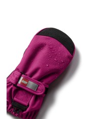 Bernumode | LEGO® Wear: Детские непромокаемые варежки с мембраной,  LWARIPO 703 26,00 € Варежки LEGO® для маленьких мальчиков и девочек 
Надеть на малышей перчатки или варежки может оказаться непростой задачей. Именно поэтому на внутренней стороне варежек имеется длинная молния, позволяющая легко их надевать и снимать. 
ПОЧЕМУ ВАМ ПОНРАВЯТСЯ ВАРЕЖКИ  

Варежки TEC изготовлены из 100% ветрозащитного, водонепроницаемого и дышащего материала. 
  Варежка LEGO® имеет эргономичную посадку и противоскользящий материал из полиуретана на ладонях для лучшего захвата.  
По внутреннему шву расположена практичная молния YKK, чтобы варежки было легче надевать и снимать маленьким ручкам, а также застегивать молнию на отверстие рукава. 

Эластичное запястье со светоотражателем и застежкой-липучкой для оптимальной посадки. Вход в варежки PLAY также имеет эластичную резинку для защиты от снега. Между внутренним и внешним слоем имеется водонепроницаемая и дышащая мембрана Fan-Tex, что делает их на 100% водонепроницаемыми. Внутренний слой представляет собой плотный и изолирующий материал Thinsulate. 
Безопасная отрывная пряжка позволяет прикрепить варежки к рукаву зимнего комбинезона или куртки. Пряжка расстегивается при натягивании варежек, поэтому ваш ребенок ни на чем не застрянет. 
Выбирайте между множеством прекрасных цветов.