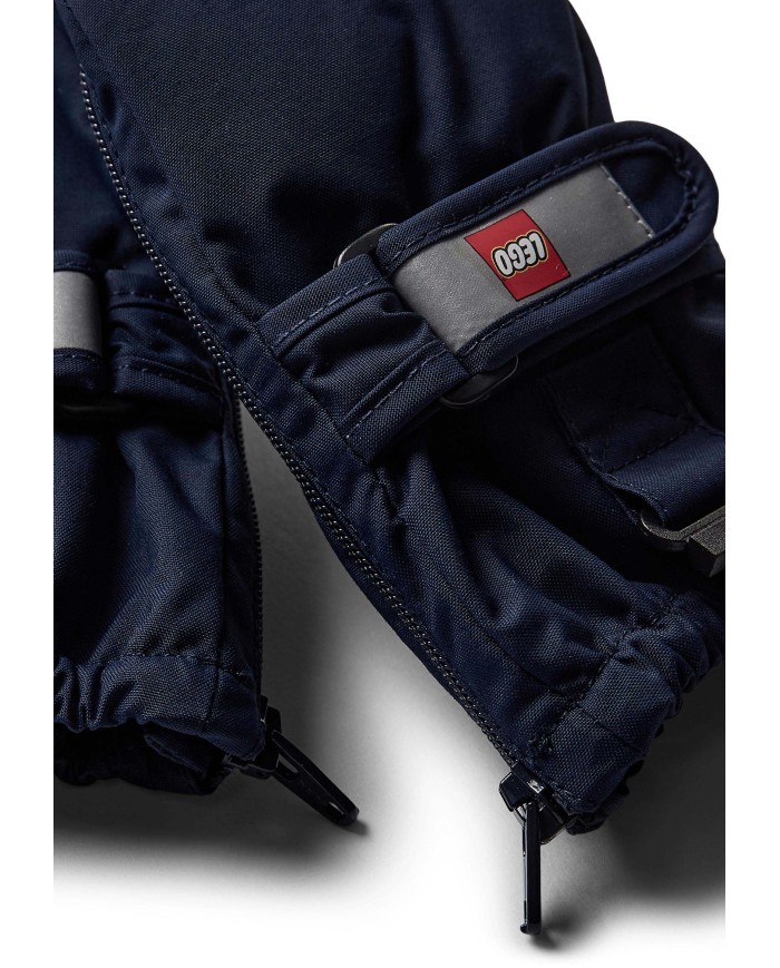 Bernumode | LEGO® Wear: Детские непромокаемые варежки с мембраной,  LWARIPO 703 26,00 € Варежки LEGO® для маленьких мальчиков и девочек 
Надеть на малышей перчатки или варежки может оказаться непростой задачей. Именно поэтому на внутренней стороне варежек имеется длинная молния, позволяющая легко их надевать и снимать. 
ПОЧЕМУ ВАМ ПОНРАВЯТСЯ ВАРЕЖКИ  
Варежки TEC изготовлены из 100% ветрозащитного, водонепроницаемого и дышащего материала. 
  Варежка LEGO® имеет эргономичную посадку и противоскользящий материал из полиуретана на ладонях для лучшего захвата.  
По внутреннему шву расположена практичная молния YKK, чтобы варежки было легче надевать и снимать маленьким ручкам, а также застегивать молнию на отверстие рукава. 
Эластичное запястье со светоотражателем и застежкой-липучкой для оптимальной посадки. Вход в варежки PLAY также имеет эластичную резинку для защиты от снега. Между внутренним и внешним слоем имеется водонепроницаемая и дышащая мембрана Fan-Tex, что делает их на 100% водонепроницаемыми. Внутренний слой представляет собой плотный и изолирующий материал Thinsulate. 
Безопасная отрывная пряжка позволяет прикрепить варежки к рукаву зимнего комбинезона или куртки. Пряжка расстегивается при натягивании варежек, поэтому ваш ребенок ни на чем не застрянет. 
Выбирайте между множеством прекрасных цветов. Bernumode | LEGO® Wear: Детские непромокаемые варежки с мембраной,  LWARIPO 703 26,00 € Варежки LEGO® для маленьких мальчиков и девочек 
Надеть на малышей перчатки или варежки может оказаться непростой задачей. Именно поэтому на внутренней стороне варежек имеется длинная молния, позволяющая легко их надевать и снимать. 
ПОЧЕМУ ВАМ ПОНРАВЯТСЯ ВАРЕЖКИ  
Варежки TEC изготовлены из 100% ветрозащитного, водонепроницаемого и дышащего материала. 
  Варежка LEGO® имеет эргономичную посадку и противоскользящий материал из полиуретана на ладонях для лучшего захвата.  
По внутреннему шву расположена практичная молния YKK, чтобы варежки было легче надевать и снимать маленьким ручкам, а также застегивать молнию на отверстие рукава. 
Эластичное запястье со светоотражателем и застежкой-липучкой для оптимальной посадки. Вход в варежки PLAY также имеет эластичную резинку для защиты от снега. Между внутренним и внешним слоем имеется водонепроницаемая и дышащая мембрана Fan-Tex, что делает их на 100% водонепроницаемыми. Внутренний слой представляет собой плотный и изолирующий материал Thinsulate. 
Безопасная отрывная пряжка позволяет прикрепить варежки к рукаву зимнего комбинезона или куртки. Пряжка расстегивается при натягивании варежек, поэтому ваш ребенок ни на чем не застрянет. 
Выбирайте между множеством прекрасных цветов.