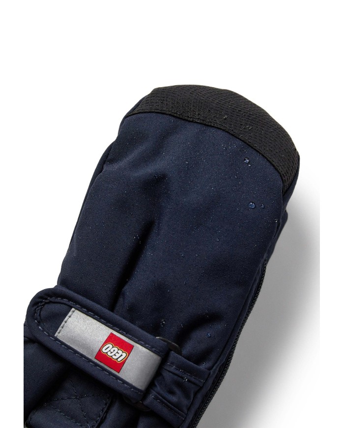 Bernumode | LEGO® Wear: Детские непромокаемые варежки с мембраной,  LWARIPO 703 26,00 € Варежки LEGO® для маленьких мальчиков и девочек 
Надеть на малышей перчатки или варежки может оказаться непростой задачей. Именно поэтому на внутренней стороне варежек имеется длинная молния, позволяющая легко их надевать и снимать. 
ПОЧЕМУ ВАМ ПОНРАВЯТСЯ ВАРЕЖКИ  
Варежки TEC изготовлены из 100% ветрозащитного, водонепроницаемого и дышащего материала. 
  Варежка LEGO® имеет эргономичную посадку и противоскользящий материал из полиуретана на ладонях для лучшего захвата.  
По внутреннему шву расположена практичная молния YKK, чтобы варежки было легче надевать и снимать маленьким ручкам, а также застегивать молнию на отверстие рукава. 
Эластичное запястье со светоотражателем и застежкой-липучкой для оптимальной посадки. Вход в варежки PLAY также имеет эластичную резинку для защиты от снега. Между внутренним и внешним слоем имеется водонепроницаемая и дышащая мембрана Fan-Tex, что делает их на 100% водонепроницаемыми. Внутренний слой представляет собой плотный и изолирующий материал Thinsulate. 
Безопасная отрывная пряжка позволяет прикрепить варежки к рукаву зимнего комбинезона или куртки. Пряжка расстегивается при натягивании варежек, поэтому ваш ребенок ни на чем не застрянет. 
Выбирайте между множеством прекрасных цветов. Bernumode | LEGO® Wear: Детские непромокаемые варежки с мембраной,  LWARIPO 703 26,00 € Варежки LEGO® для маленьких мальчиков и девочек 
Надеть на малышей перчатки или варежки может оказаться непростой задачей. Именно поэтому на внутренней стороне варежек имеется длинная молния, позволяющая легко их надевать и снимать. 
ПОЧЕМУ ВАМ ПОНРАВЯТСЯ ВАРЕЖКИ  
Варежки TEC изготовлены из 100% ветрозащитного, водонепроницаемого и дышащего материала. 
  Варежка LEGO® имеет эргономичную посадку и противоскользящий материал из полиуретана на ладонях для лучшего захвата.  
По внутреннему шву расположена практичная молния YKK, чтобы варежки было легче надевать и снимать маленьким ручкам, а также застегивать молнию на отверстие рукава. 
Эластичное запястье со светоотражателем и застежкой-липучкой для оптимальной посадки. Вход в варежки PLAY также имеет эластичную резинку для защиты от снега. Между внутренним и внешним слоем имеется водонепроницаемая и дышащая мембрана Fan-Tex, что делает их на 100% водонепроницаемыми. Внутренний слой представляет собой плотный и изолирующий материал Thinsulate. 
Безопасная отрывная пряжка позволяет прикрепить варежки к рукаву зимнего комбинезона или куртки. Пряжка расстегивается при натягивании варежек, поэтому ваш ребенок ни на чем не застрянет. 
Выбирайте между множеством прекрасных цветов.