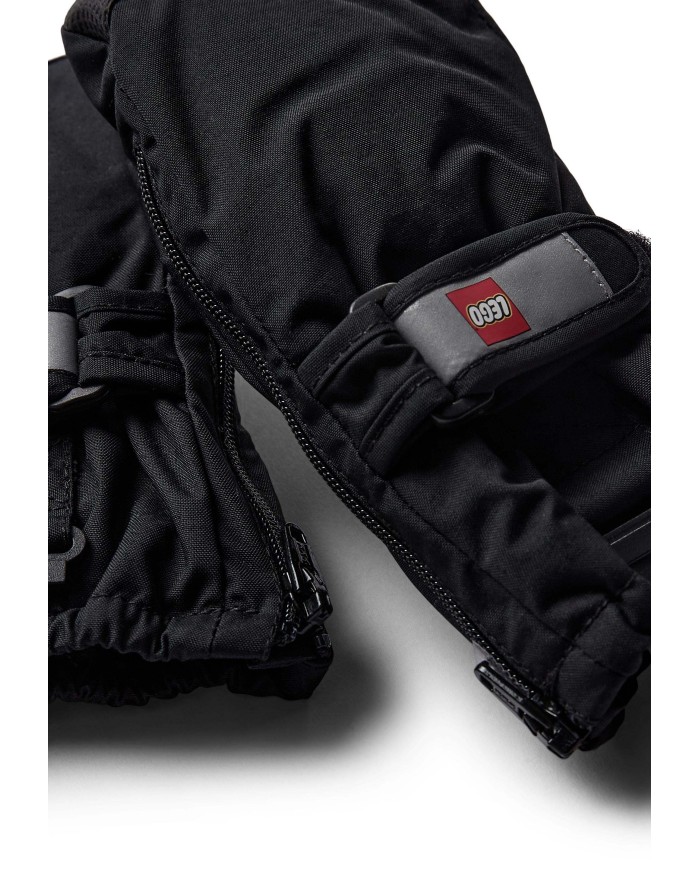 Bernumode | LEGO® Wear: Bērnu ūdensnecaurlaidīgi dūraiņi ar membrānu, LWARIPO 703 26,00 € LEGO® dūraiņi maziem zēniem un meitenēm 
Cimdiņu vai dūraiņu uzvilkšana mazajiem var būt diezgan sarežģīts darbs. Tāpēc dūraiņa iekšpusē ir garš rāvējslēdzējs, lai atvieglotu to uzvilkšanu un noņemšanu. 
KĀPĒC JUMS PATĪKĀS DŪRAINI  
TEC dūraiņi ir izgatavoti no 100% vēja necaurlaidīga, ūdensnecaurlaidīga un elpojoša materiāla  
LEGO® dūraiņam ir ergonomisks piegulums un PU neslīdošs materiāls uz plaukstām labākam satvērienam  
Gar iekššuvi ir praktisks YKK rāvējslēdzējs, lai cimdus būtu vieglāk uzvilkt un novilkt mazajām rociņām – un aiztaisīt rāvējslēdzēju virs piedurknes atvēruma 
Elastīga plaukstas locītava ar atstarotāju un āķa un cilpas aizdari optimālai piegulēšanai. PLAY dūraiņa ieliktnis ir arī elastīgs, lai neļautu sniegam. Tiem ir ūdensnecaurlaidīga un elpojoša Fan-Tex membrāna starp iekšējo un ārējo slāni, kas padara tos 100% ūdensizturīgus. Iekšējais slānis ir cieši pieguļošs un izolējošs Thinsulate materiāls. 
Drošības atdalāma sprādze dūraiņu piestiprināšanai pie sniega tērpa vai jakas piedurknes. Sprādze atlaižas, velkot dūraiņus, lai jūsu bērns ne uz ko neaizķertos. 
Izvēlieties starp daudzām jaukām krāsām. Bernumode | LEGO® Wear: Bērnu ūdensnecaurlaidīgi dūraiņi ar membrānu, LWARIPO 703 26,00 € LEGO® dūraiņi maziem zēniem un meitenēm 
Cimdiņu vai dūraiņu uzvilkšana mazajiem var būt diezgan sarežģīts darbs. Tāpēc dūraiņa iekšpusē ir garš rāvējslēdzējs, lai atvieglotu to uzvilkšanu un noņemšanu. 
KĀPĒC JUMS PATĪKĀS DŪRAINI  
TEC dūraiņi ir izgatavoti no 100% vēja necaurlaidīga, ūdensnecaurlaidīga un elpojoša materiāla  
LEGO® dūraiņam ir ergonomisks piegulums un PU neslīdošs materiāls uz plaukstām labākam satvērienam  
Gar iekššuvi ir praktisks YKK rāvējslēdzējs, lai cimdus būtu vieglāk uzvilkt un novilkt mazajām rociņām – un aiztaisīt rāvējslēdzēju virs piedurknes atvēruma 
Elastīga plaukstas locītava ar atstarotāju un āķa un cilpas aizdari optimālai piegulēšanai. PLAY dūraiņa ieliktnis ir arī elastīgs, lai neļautu sniegam. Tiem ir ūdensnecaurlaidīga un elpojoša Fan-Tex membrāna starp iekšējo un ārējo slāni, kas padara tos 100% ūdensizturīgus. Iekšējais slānis ir cieši pieguļošs un izolējošs Thinsulate materiāls. 
Drošības atdalāma sprādze dūraiņu piestiprināšanai pie sniega tērpa vai jakas piedurknes. Sprādze atlaižas, velkot dūraiņus, lai jūsu bērns ne uz ko neaizķertos. 
Izvēlieties starp daudzām jaukām krāsām.